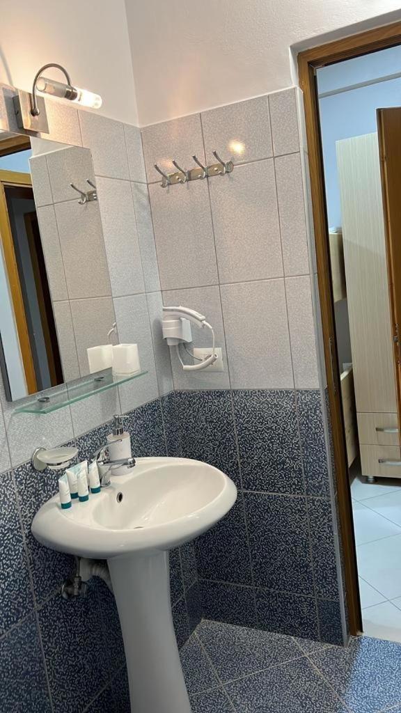 Season Inn Dhërmi Eksteriør billede